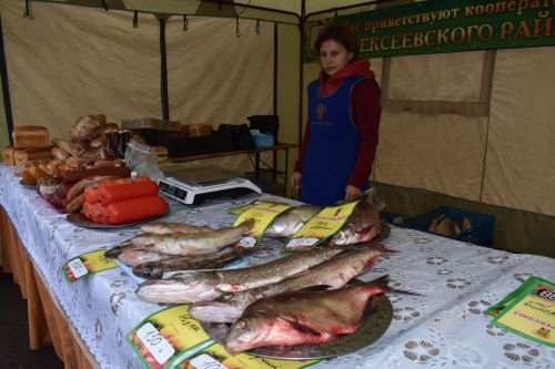 На осенней ярмарке алексеевцы покупали цветы, мясо, картофель и подписывались на «районку»