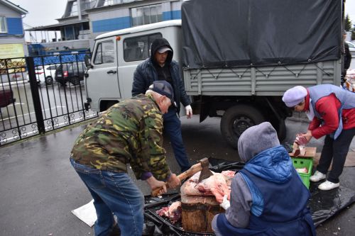 На осенней ярмарке алексеевцы покупали цветы, мясо, картофель и подписывались на «районку»