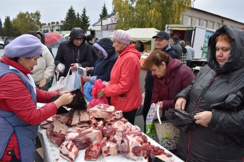 На осенней ярмарке алексеевцы покупали цветы, мясо, картофель и подписывались на «районку»