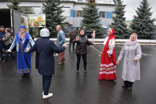 На осенней ярмарке алексеевцы покупали цветы, мясо, картофель и подписывались на «районку»