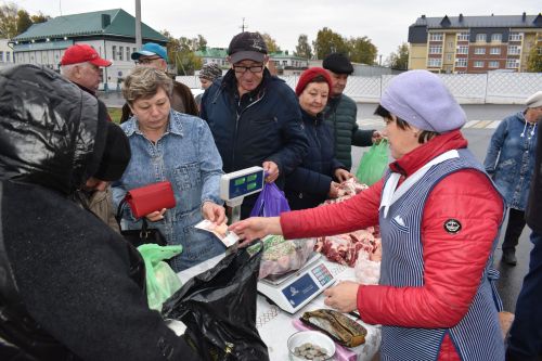 На осенней ярмарке алексеевцы покупали цветы, мясо, картофель и подписывались на «районку»