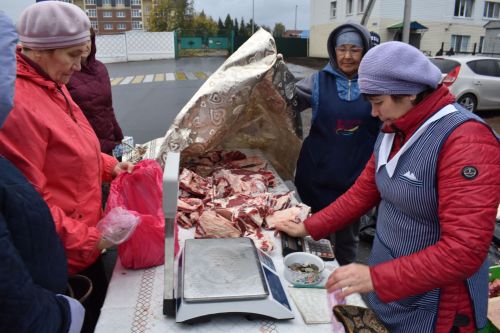 На осенней ярмарке алексеевцы покупали цветы, мясо, картофель и подписывались на «районку»