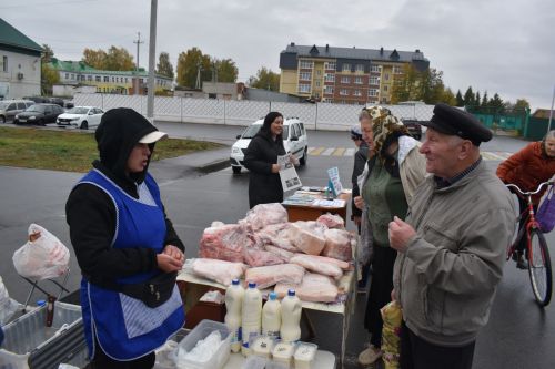 На осенней ярмарке алексеевцы покупали цветы, мясо, картофель и подписывались на «районку»