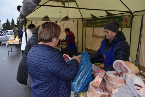 На осенней ярмарке алексеевцы покупали цветы, мясо, картофель и подписывались на «районку»