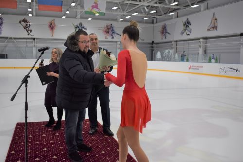 В ледовом дворце «Алекс Арена» прошло торжественное открытие елки