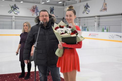 В ледовом дворце «Алекс Арена» прошло торжественное открытие елки