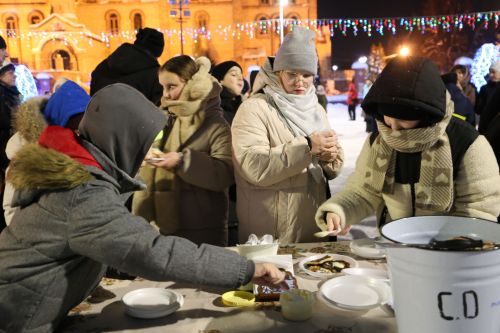 Фоторепортаж: в Алексеевском прошел парад Дедов Морозов и открытие главной елки