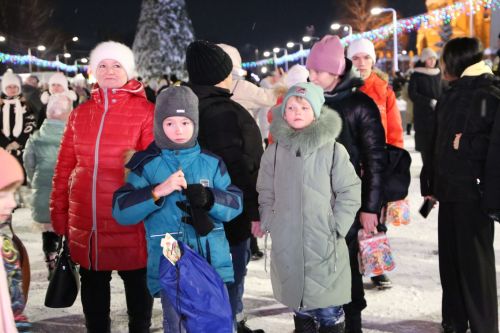 Фоторепортаж: в Алексеевском прошел парад Дедов Морозов и открытие главной елки