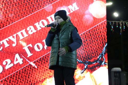 Фоторепортаж: в Алексеевском прошел парад Дедов Морозов и открытие главной елки