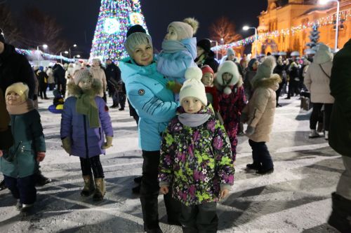 Фоторепортаж: в Алексеевском прошел парад Дедов Морозов и открытие главной елки