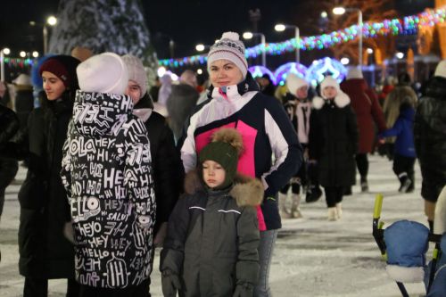 Фоторепортаж: в Алексеевском прошел парад Дедов Морозов и открытие главной елки