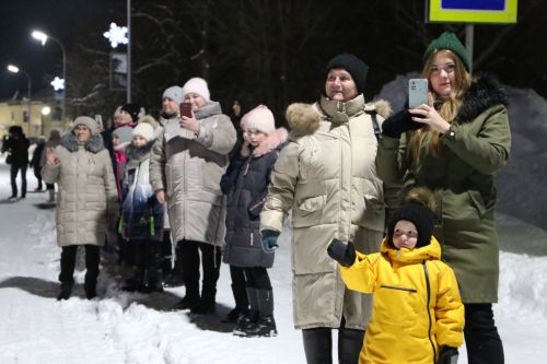 Фоторепортаж: в Алексеевском прошел парад Дедов Морозов и открытие главной елки