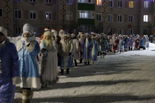 Фоторепортаж: в Алексеевском прошел парад Дедов Морозов и открытие главной елки