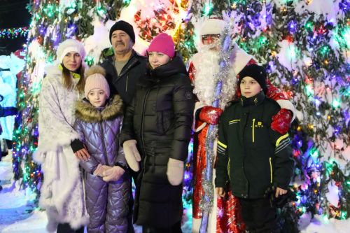 Фоторепортаж: в Алексеевском прошел парад Дедов Морозов и открытие главной елки