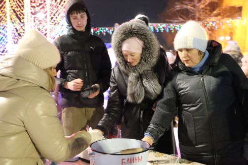 Фоторепортаж: в Алексеевском прошел парад Дедов Морозов и открытие главной елки