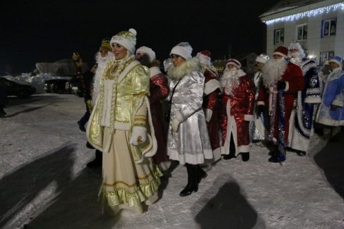 Фоторепортаж: в Алексеевском прошел парад Дедов Морозов и открытие главной елки