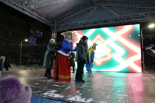 Фоторепортаж: в Алексеевском прошел парад Дедов Морозов и открытие главной елки
