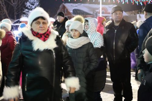 Фоторепортаж: в Алексеевском прошел парад Дедов Морозов и открытие главной елки
