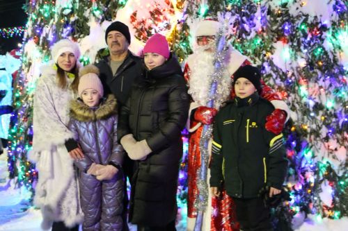 Фоторепортаж: в Алексеевском прошел парад Дедов Морозов и открытие главной елки