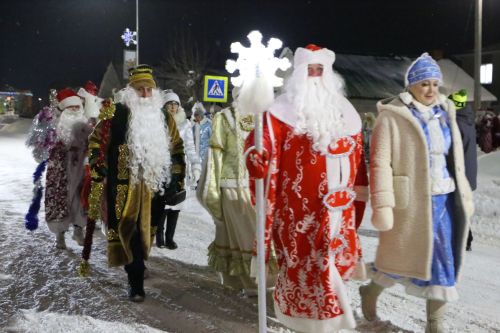 Фоторепортаж: в Алексеевском прошел парад Дедов Морозов и открытие главной елки