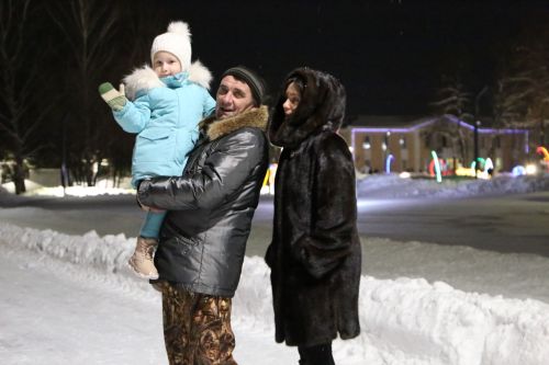Фоторепортаж: в Алексеевском прошел парад Дедов Морозов и открытие главной елки