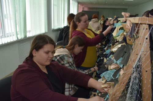 Студенты аграрного колледжа плетут маскировочные сети для солдат в зоне СВО