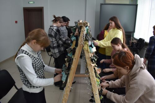 Студенты аграрного колледжа плетут маскировочные сети для солдат в зоне СВО