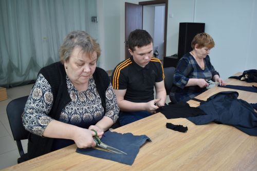Студенты аграрного колледжа плетут маскировочные сети для солдат в зоне СВО