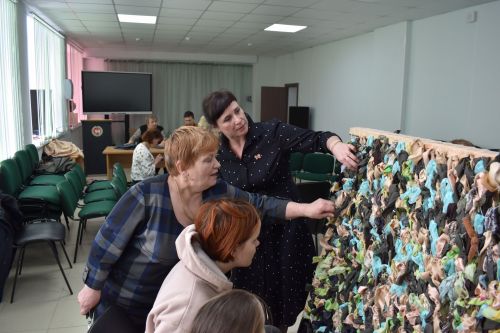 Студенты аграрного колледжа плетут маскировочные сети для солдат в зоне СВО