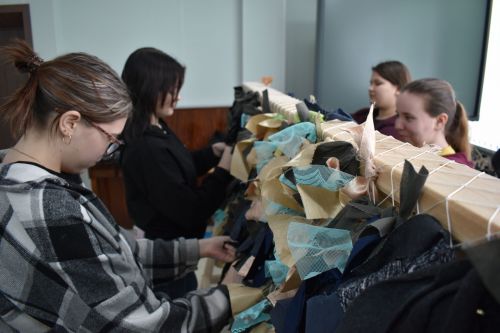 Студенты аграрного колледжа плетут маскировочные сети для солдат в зоне СВО