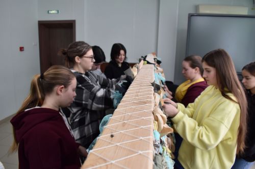 Студенты аграрного колледжа плетут маскировочные сети для солдат в зоне СВО