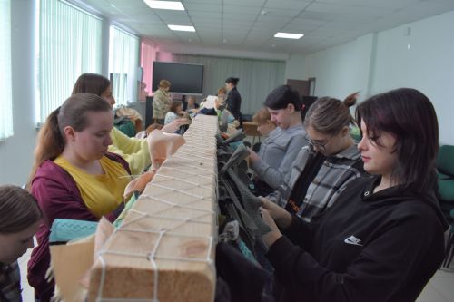 Студенты аграрного колледжа плетут маскировочные сети для солдат в зоне СВО