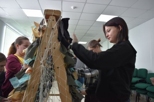 Студенты аграрного колледжа плетут маскировочные сети для солдат в зоне СВО