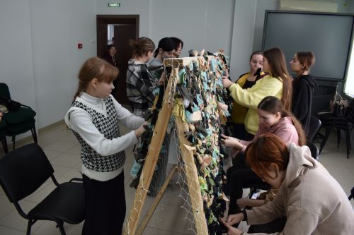 Студенты аграрного колледжа плетут маскировочные сети для солдат в зоне СВО