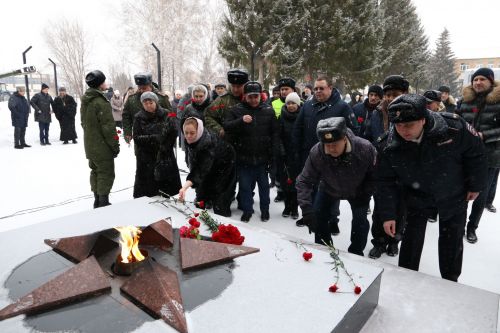 Глава Алексеевского района накануне Дня защитника Отечества возложил цветы к Вечному огню