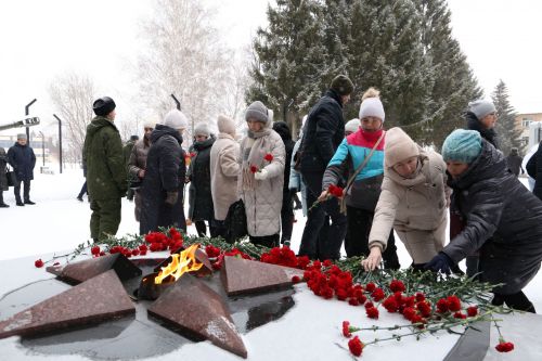Глава Алексеевского района накануне Дня защитника Отечества возложил цветы к Вечному огню