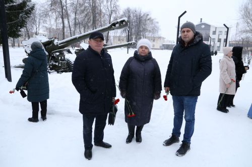 Глава Алексеевского района накануне Дня защитника Отечества возложил цветы к Вечному огню
