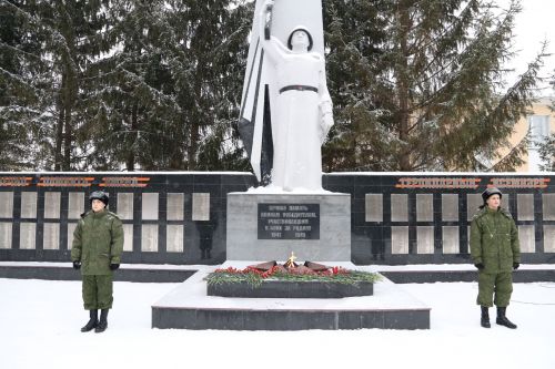 Глава Алексеевского района накануне Дня защитника Отечества возложил цветы к Вечному огню