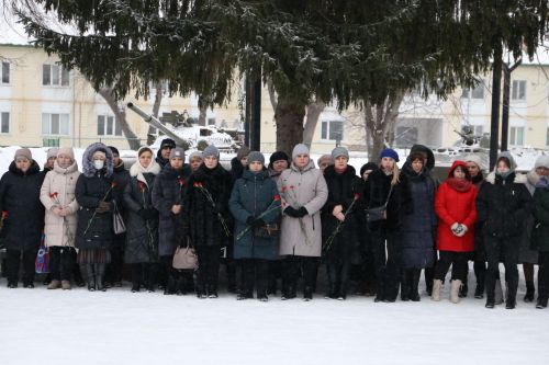 Глава Алексеевского района накануне Дня защитника Отечества возложил цветы к Вечному огню