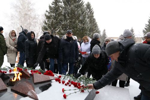 Глава Алексеевского района накануне Дня защитника Отечества возложил цветы к Вечному огню