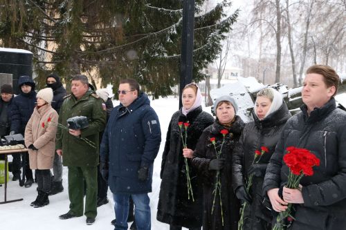 Глава Алексеевского района накануне Дня защитника Отечества возложил цветы к Вечному огню