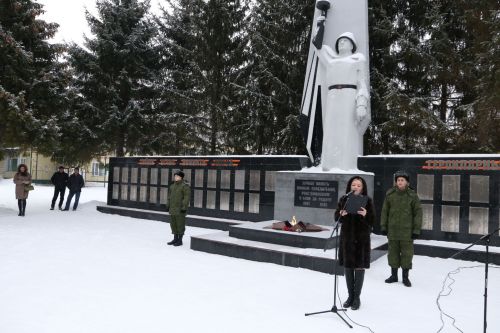 Глава Алексеевского района накануне Дня защитника Отечества возложил цветы к Вечному огню