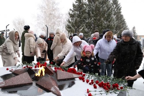 Глава Алексеевского района накануне Дня защитника Отечества возложил цветы к Вечному огню