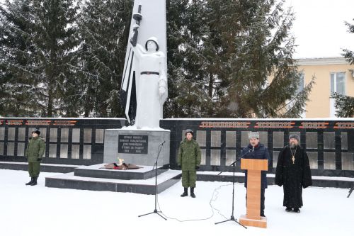 Глава Алексеевского района накануне Дня защитника Отечества возложил цветы к Вечному огню