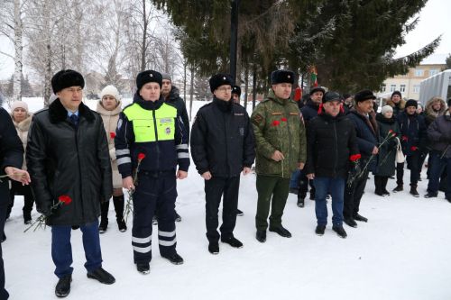 Глава Алексеевского района накануне Дня защитника Отечества возложил цветы к Вечному огню