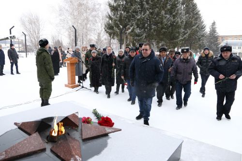 Глава Алексеевского района накануне Дня защитника Отечества возложил цветы к Вечному огню