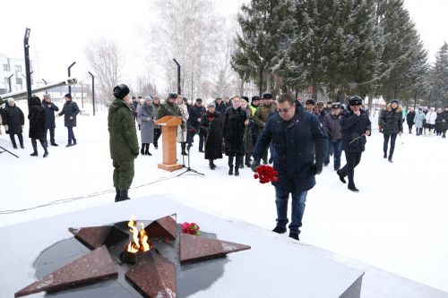 Глава Алексеевского района накануне Дня защитника Отечества возложил цветы к Вечному огню