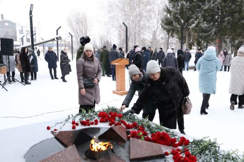 Глава Алексеевского района накануне Дня защитника Отечества возложил цветы к Вечному огню
