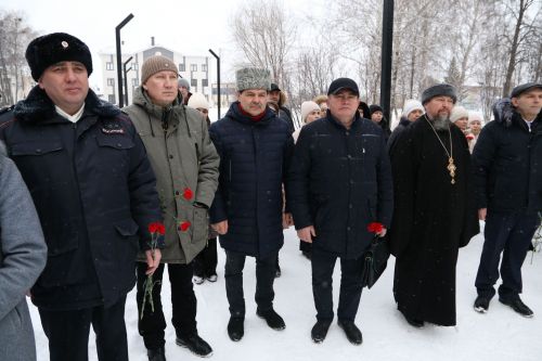Глава Алексеевского района накануне Дня защитника Отечества возложил цветы к Вечному огню