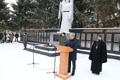 Глава Алексеевского района накануне Дня защитника Отечества возложил цветы к Вечному огню